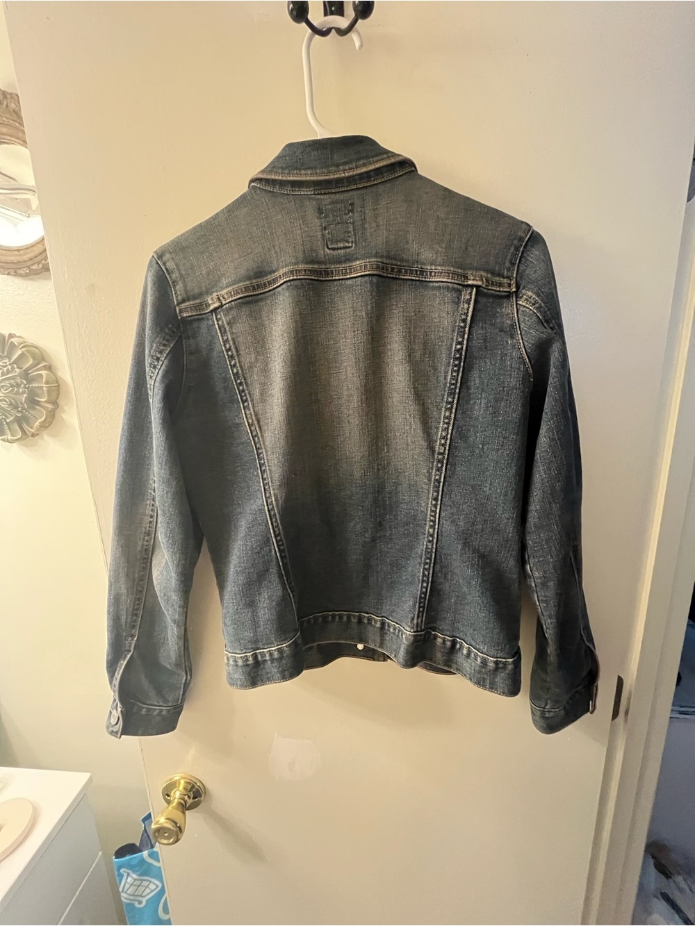 GAP Stretch Classic Women's Denim Jacket - Casual Trucker Style - Picture 3 of 4